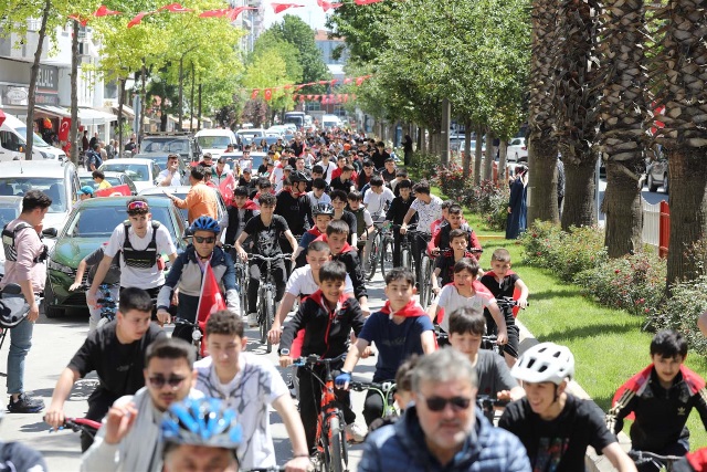 SAĞLIK İÇİN PEDAL ÇEVİRDİLER